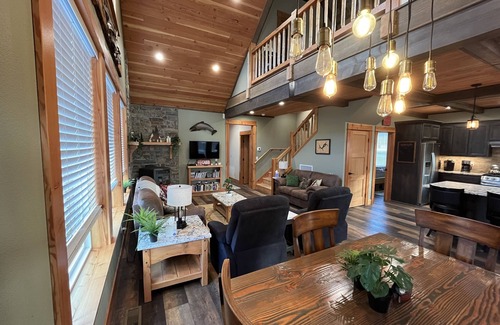 Detroit House | Cozy cabin in Detroit. 6 minute walk to Detroit Marina. Full kitchen amenities.