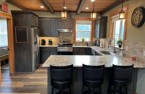 Detroit House | Cozy cabin in Detroit. 6 minute walk to Detroit Marina. Full kitchen amenities.