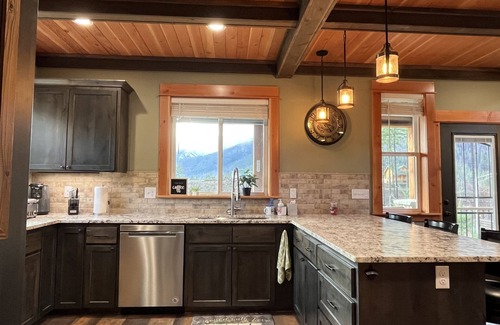 Detroit House | Cozy cabin in Detroit. 6 minute walk to Detroit Marina. Full kitchen amenities.