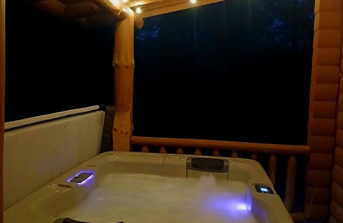 Suplee Cabin | Cozy cabin in Honey Brook,PA with hot tub, jacuzzi, large outdoor deck and more!