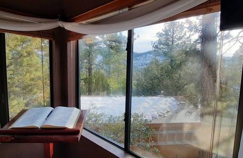 Strawberry Cabin | Cozy Cabin in Pines w/Views!