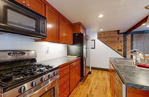 Overlook Park Cabin | Cozy cabin in Sunriver with SHARC amenities, washer/dryer, & dog-friendly