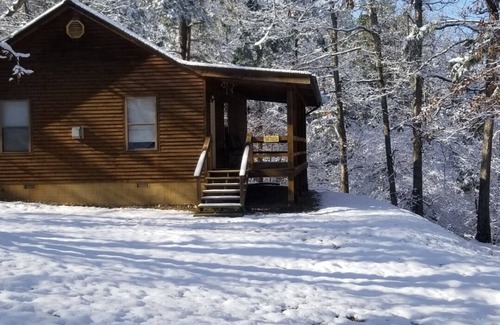 Eureka Springs Cabin | Cozy cabin in the beautiful Ozark Mountains, romantic and peaceful!