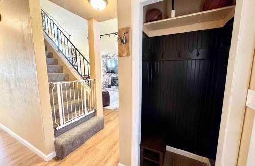 Winnemucca House | Cozy Cabin in the City plus GYM