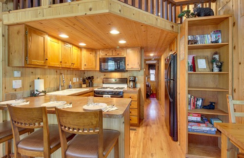 Show Low Cabin | Cozy Cabin in the pines with BBQ & fireplace.