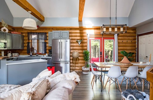Meaford Cabin | Cozy Cabin Inn w/Private Hot Tub, Fire Pit + close to Golf, Trails, Waterfalls