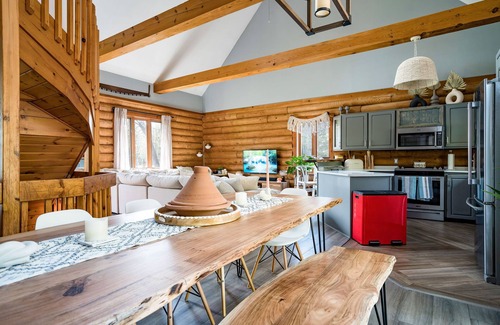 Meaford Cabin | Cozy Cabin Inn w/Private Hot Tub, Fire Pit + close to Golf, Trails, Waterfalls