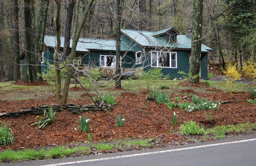 Benton House | Cozy Cabin - Kick off the summer and enjoy the Waterfalls at Ricketts Glen !