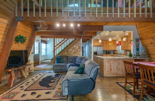 Oakhurst Cabin | Cozy Cabin near Bass Lake/Yosemite National Park!