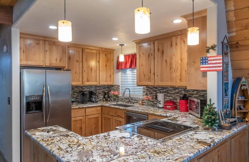 Oakhurst Cabin | Cozy Cabin near Bass Lake/Yosemite National Park!