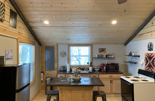 Bristol Cabin | Cozy Cabin near Casino, Downtown