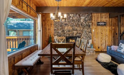Whispering Forest House | Cozy Cabin near Resorts and The Village +Mtn views