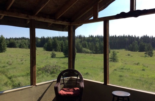 Manitoba Cottage | Cozy cabin near RMNP with screened-in deck, forest and meadow views