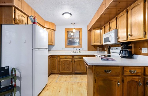 Nisswa Cabin | Cozy Cabin Nisswa with Outdoor Hot tub, Sauna and Tennis Court (Plus Extra House & Bunkhouse Avail)