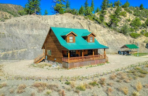 Pagosa Springs House | Cozy Cabin Retreat w/Games, Hot Tub, Pet-Friendly & Forest Access