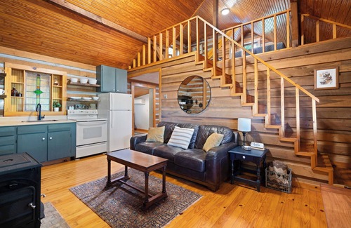 Birdseye Cabin | Cozy Cabin Retreat near Patoka Lake & Winery -Fire Pit, Boat Parking & more!