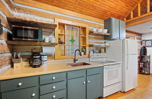 Birdseye Cabin | Cozy Cabin Retreat near Patoka Lake & Winery -Fire Pit, Boat Parking & more!