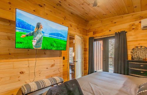 Trenton House | Cozy Cabin Retreat w/Hot Tub & Nature Views