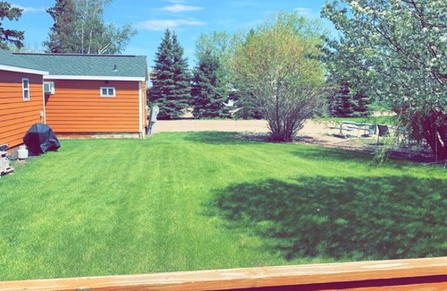 Napoleon Cabin | Cozy cabin. Sleeps 2. Includes mini fridge, microwave, Wi-Fi and outdoor space!