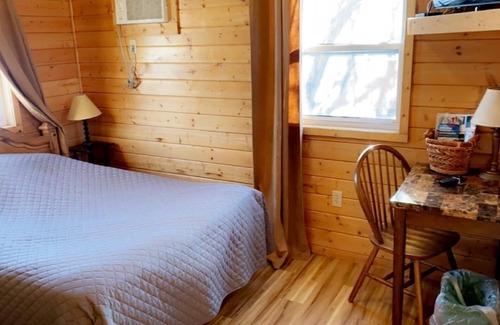 Napoleon Cabin | Cozy cabin. Sleeps 2. Includes mini fridge, microwave, Wi-Fi and outdoor space!