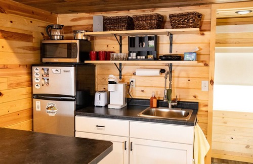 Glendive House | Cozy Cabin Tiny House in Glendive 1 mile from Makoshika State Park! Pet friendly
