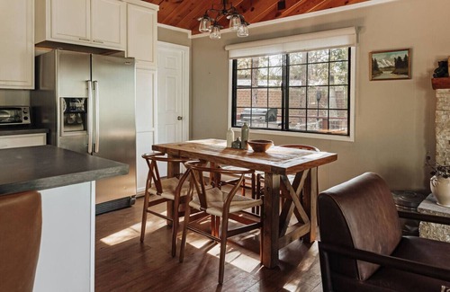 Moonridge Cabin | Cozy Cabin w/Hot Tub, EV, Mountain Views & A/C
