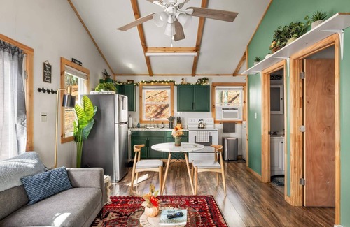 Lost River Cabin | Cozy Cabin w Lake, Hot Tub, Huge Deck & Fire Pit
