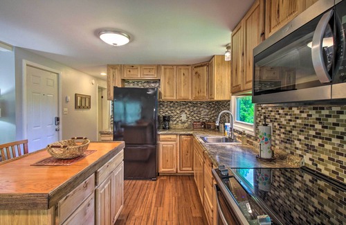 Eagle Rock Cabin | Cozy Cabin w/Patio on Craig Creek: Pets OK!