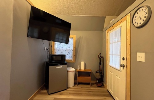 Alexander County Cabin | Cozy cabin with 1 bed, Heat/AC in charming Granite Falls