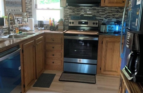 Roan Mountain Cabin | Cozy cabin with delightful mountain views.