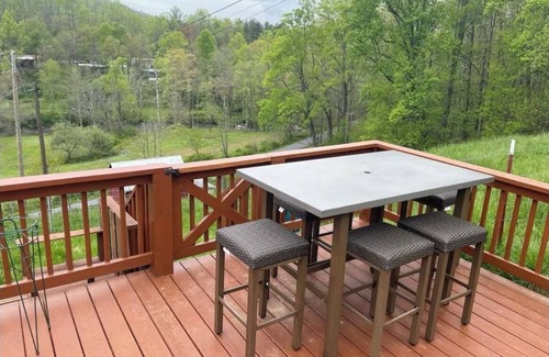 Roan Mountain Cabin | Cozy cabin with delightful mountain views.