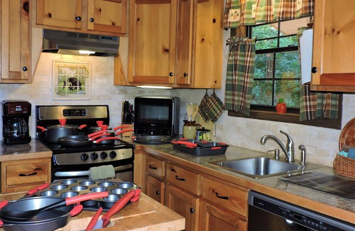 Robbinsville Cabin | Cozy cabin with Paved access, Carport & Fast Wi-Fi, available Oct 19-23