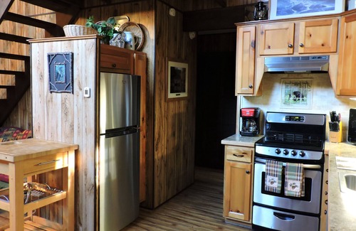 Robbinsville Cabin | Cozy cabin with Paved access, Carport & Fast Wi-Fi, available Oct 19-23