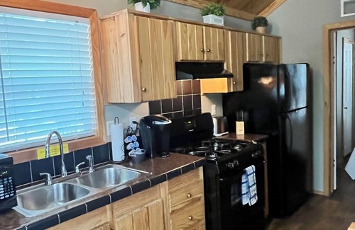 La Hacienda Estates Cabin | Cozy cabin with WiFi, fitness room in cool Austin