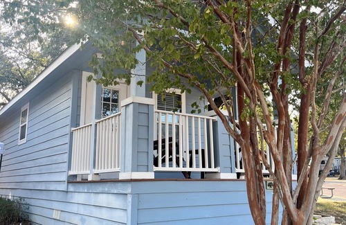 La Hacienda Estates Cabin | Cozy cabin with WiFi, fitness room in cool Austin