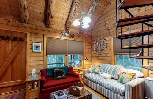 Tenants Harbor Cabin | Cozy Cabin with WiFi, Full Kitchen, Gas Grill, and Loft - 300 Feet to Water