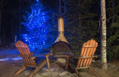 Beaver Mines Cabin | Cozy cabins that sleep 6 w/hot tub close to Castle Mountain!