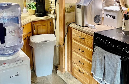 Treloar House | Cozy camping- 5th wheel camper and hot tub just minutes from great country fun!
