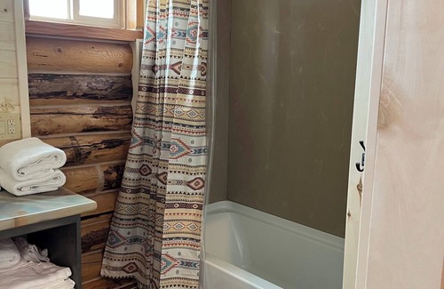 Fairview Cabin | Cozy Canyon Road Cabin with WiFi and AC in peaceful Fairview
