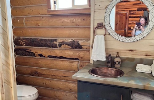 Fairview Cabin | Cozy Canyon Road Cabin with WiFi and AC in peaceful Fairview