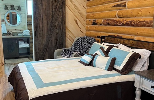 Fairview Cabin | Cozy Canyon Road Cabin with WiFi and AC in peaceful Fairview