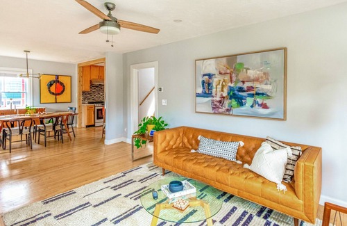 Malden House | Cozy Cape - Modern - Entire Home in Malden with Free Parking