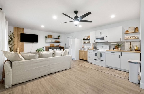 Central Arlington House | Cozy Casita in Downtown Entertainment District