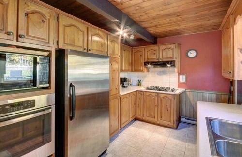 Sainte-Ann-des-Lacs Cottage | Cozy Chalet Suisse #004