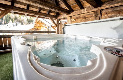 Plagne 1800 Ski Chalet | Cozy chalet with jacuzzi, sauna, and wifi, near the slopes