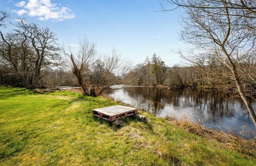 Contin Ski Chalet | Cozy Chalet in Strathpeffer Highlands, river views