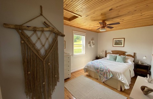 Found Mills House | Cozy Chalet with Water View, Kayaks and Hot Tub on the Stanley River
