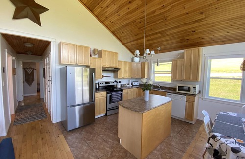 Found Mills House | Cozy Chalet with Water View, Kayaks and Hot Tub on the Stanley River