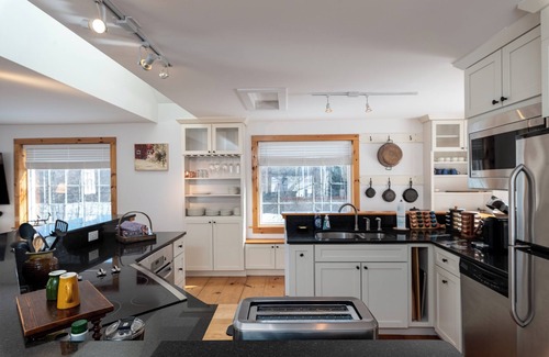West Dover House | Cozy, charming cottage 7 mins from Mount Snow and Lake Whitingham