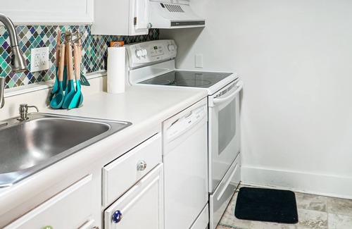 Clifton Apartment | Cozy & Charming Frankfort Ave Apartment Hideaway